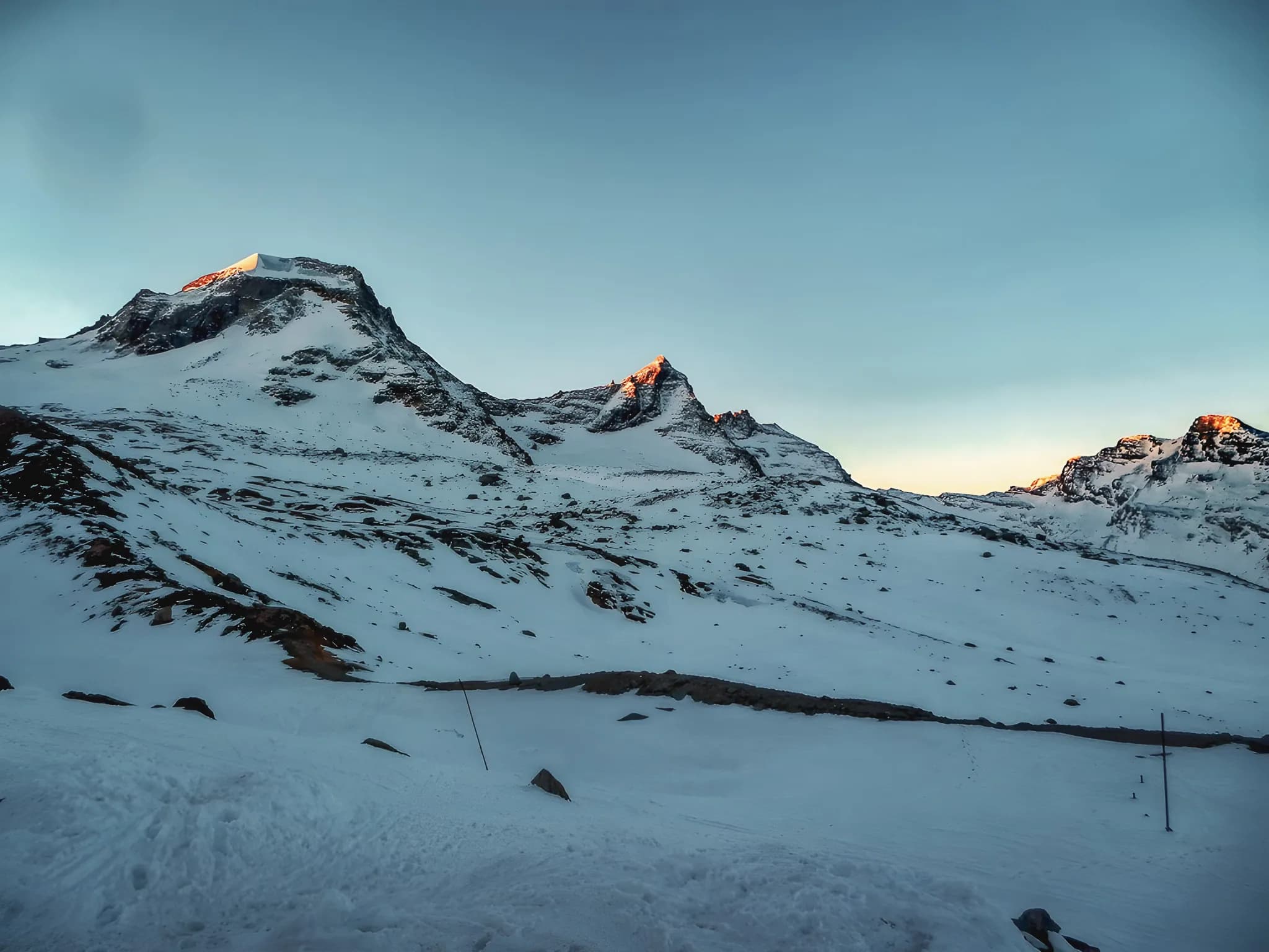 Montagnes couvertes de neige au lever du soleil, ambiance alpine et panoramas majestueux.
