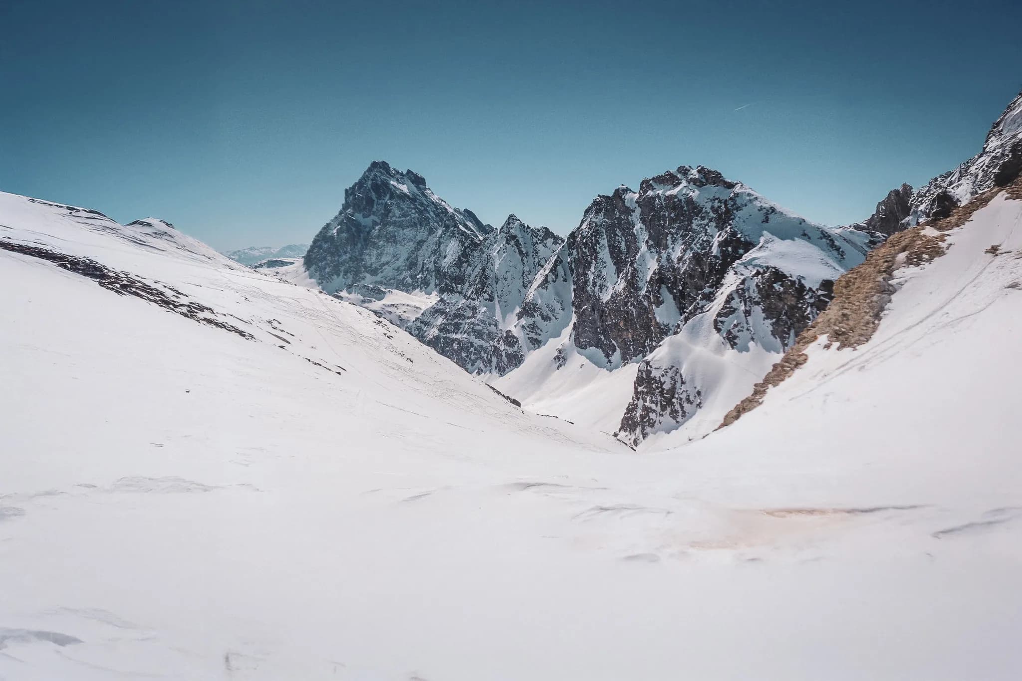 Vue majestueuse du Mont Viso et de ses cimes enneigées, invitant à l'aventure alpine.