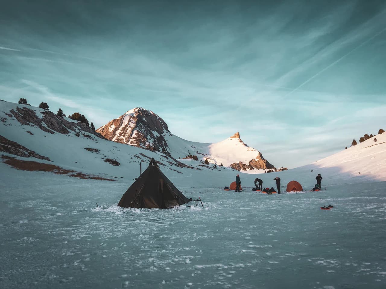 Bivouac under a starry sky in the Vercors, surrounded by snow-capped mountains and wilderness.