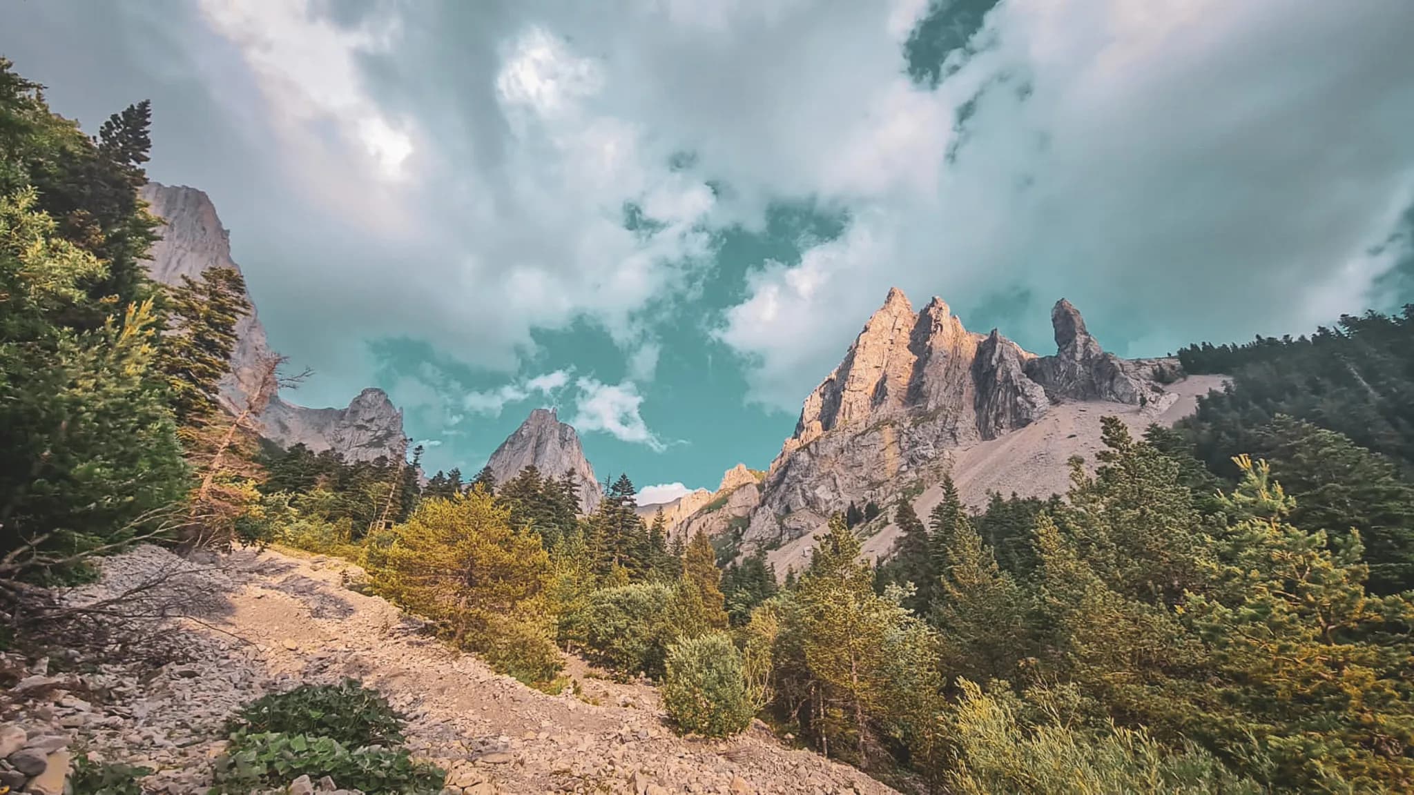 Majestic peaks and lush greenery, an invitation to adventure in the Dévoluy massif.