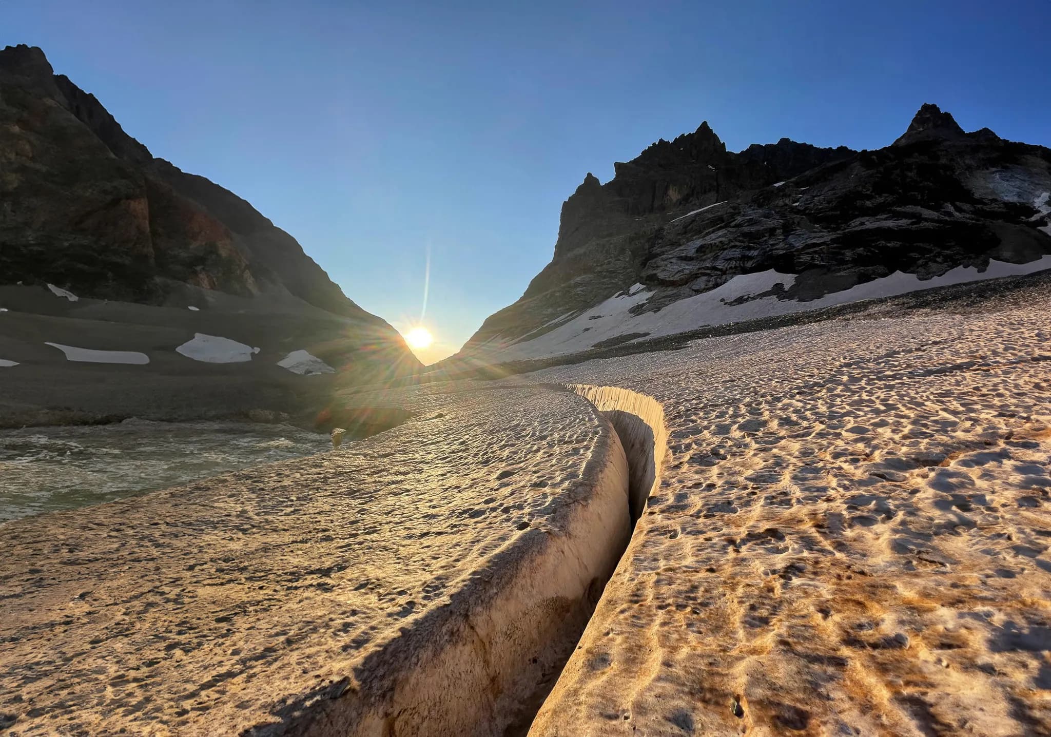 Un panorama spectaculaire des Ecrins, avec un glacier en lumière dorée au coucher du soleil.