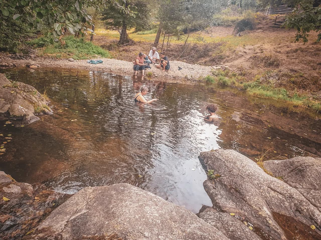 Groepszwemmen in rustig water, midden in de natuur in de Cevennen.