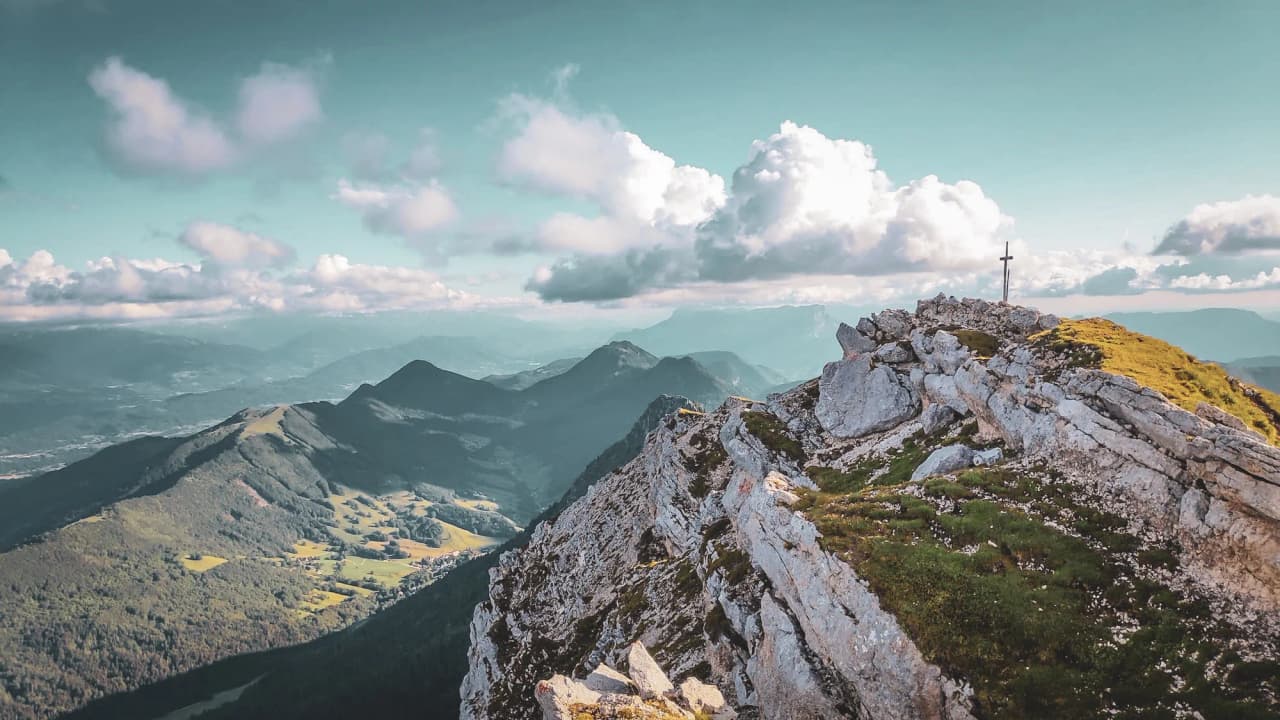 Panoramic views of the Hautes Bauges, majestic peaks and clouds in a blue sky. Escape guaranteed!