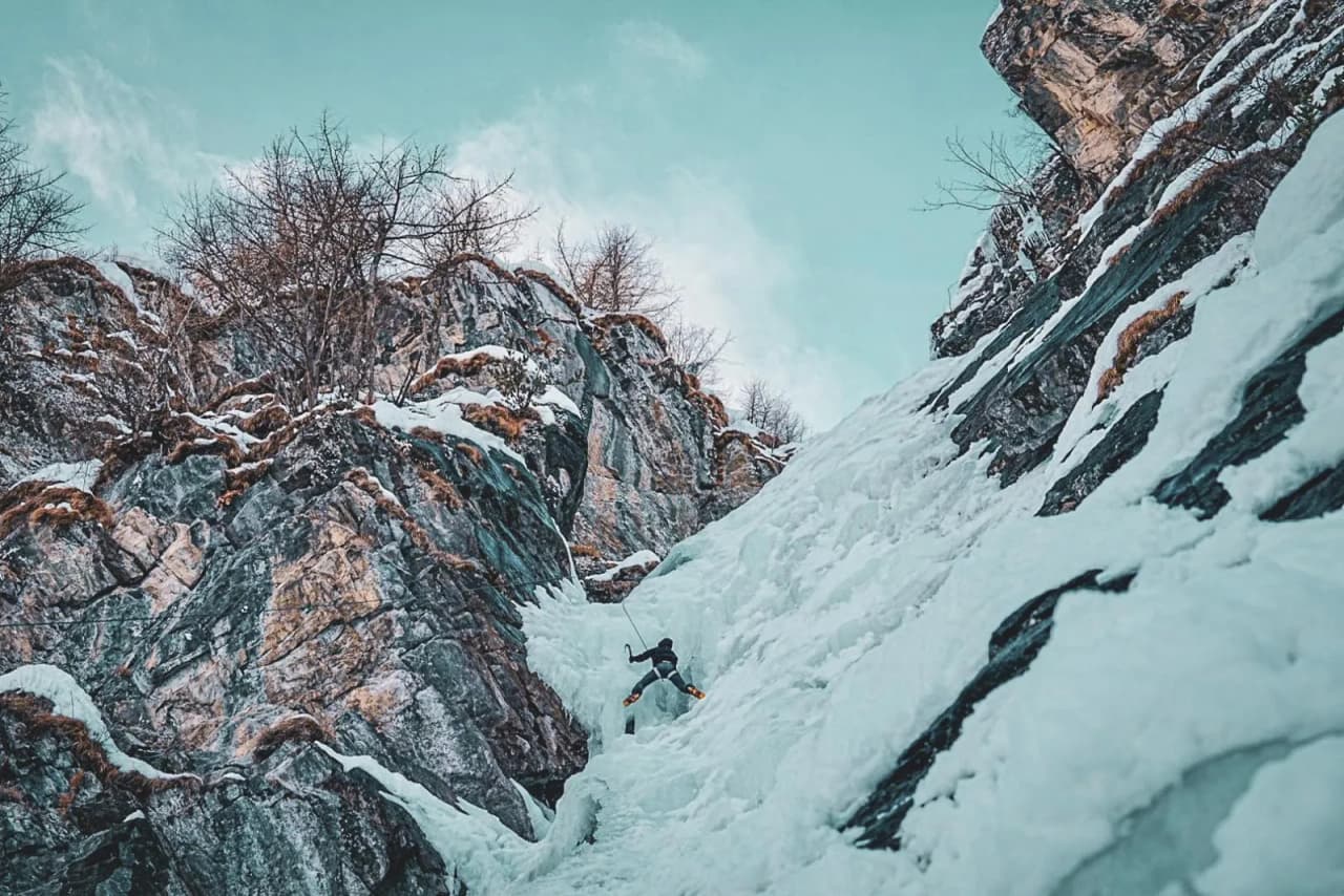 Escalade sur glace dans les Alpes italiennes, un cadre époustouflant et enneigé. Aventure garantie !
