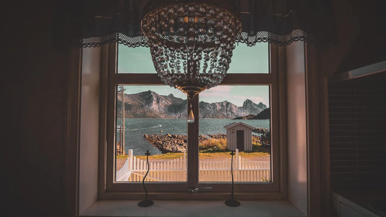 Vue captivante sur les fjords majestueux de Senja, depuis une fenêtre élégante.