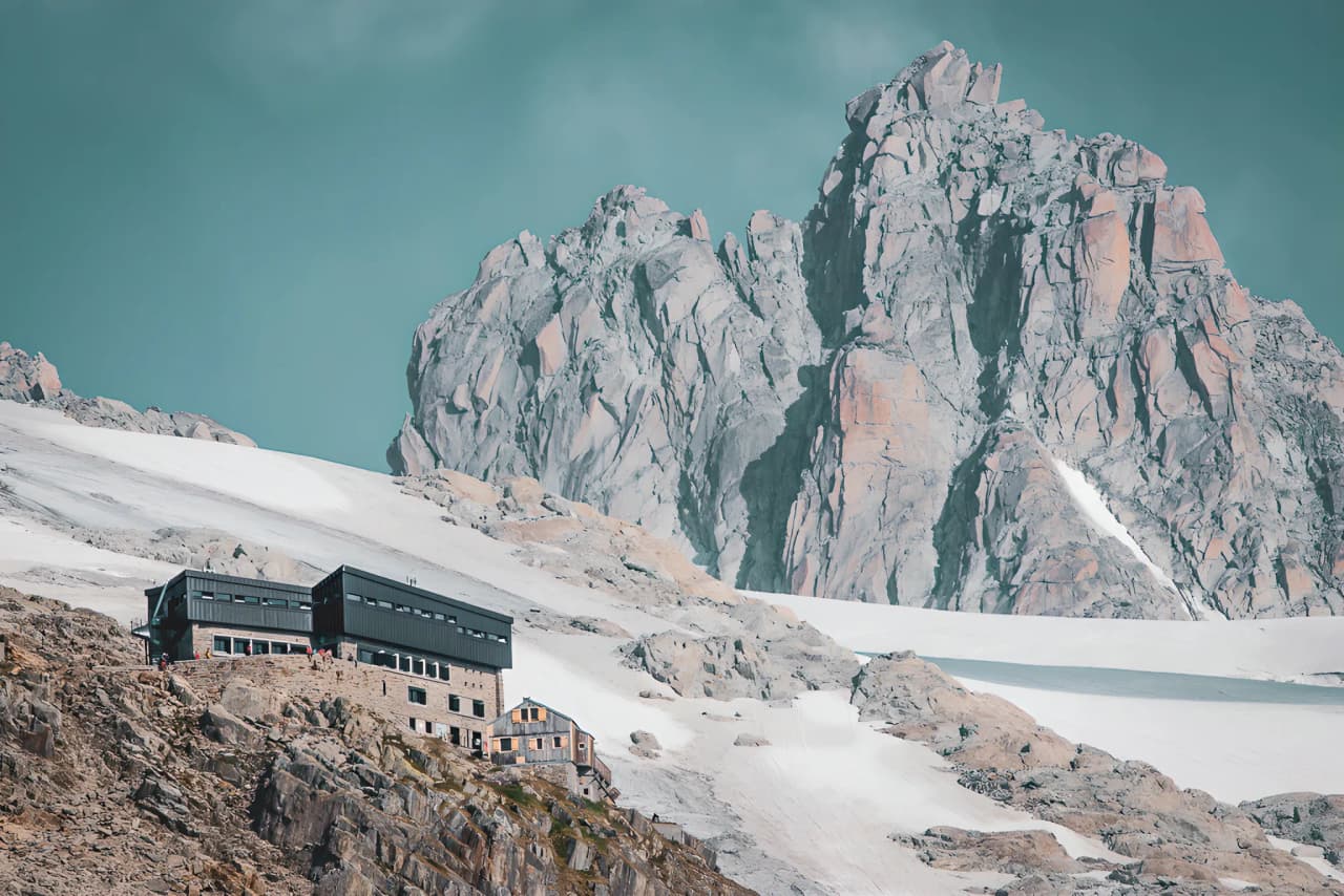 Modern alpine accommodation in the heart of the majestic Mont Blanc mountains. A unique adventure!