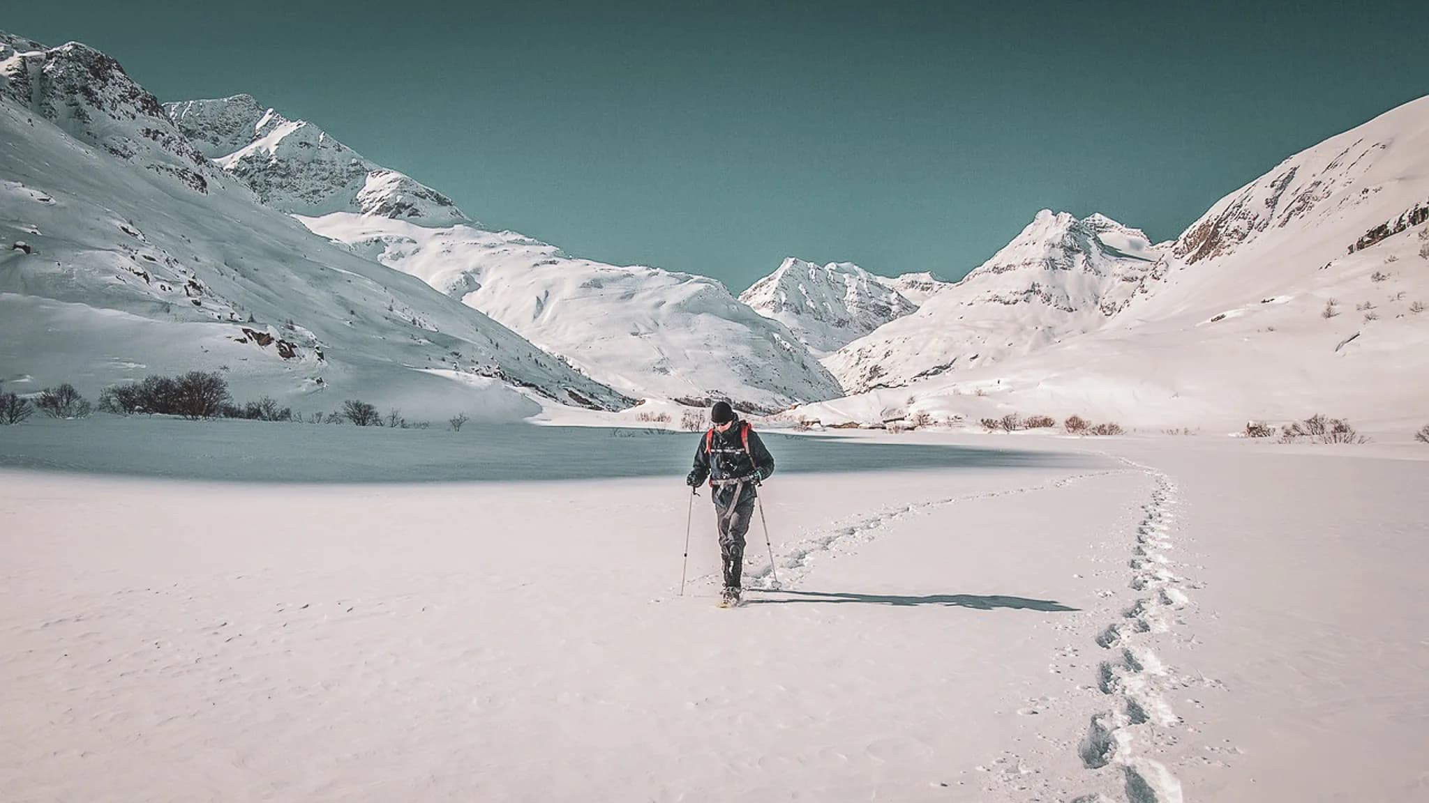 Een avonturier op sneeuwschoenen in de Meije.