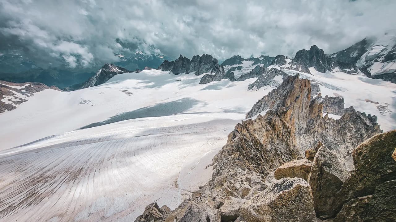 Een majestueus panorama van gletsjers en rotspieken in het hart van de Alpen rond de Mont Blanc.