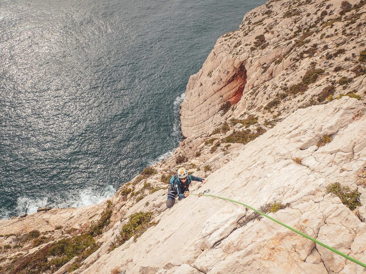 Escalade au bord de la mer dans les Calanques de Marseille, un paysage sauvage et époustouflant.