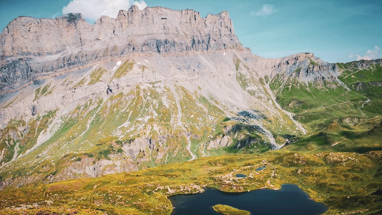 Uitgestrekte panorama's van de Aiguilles Rouges, majestueuze bergen en sprankelende meren nodigen uit tot avontuur.