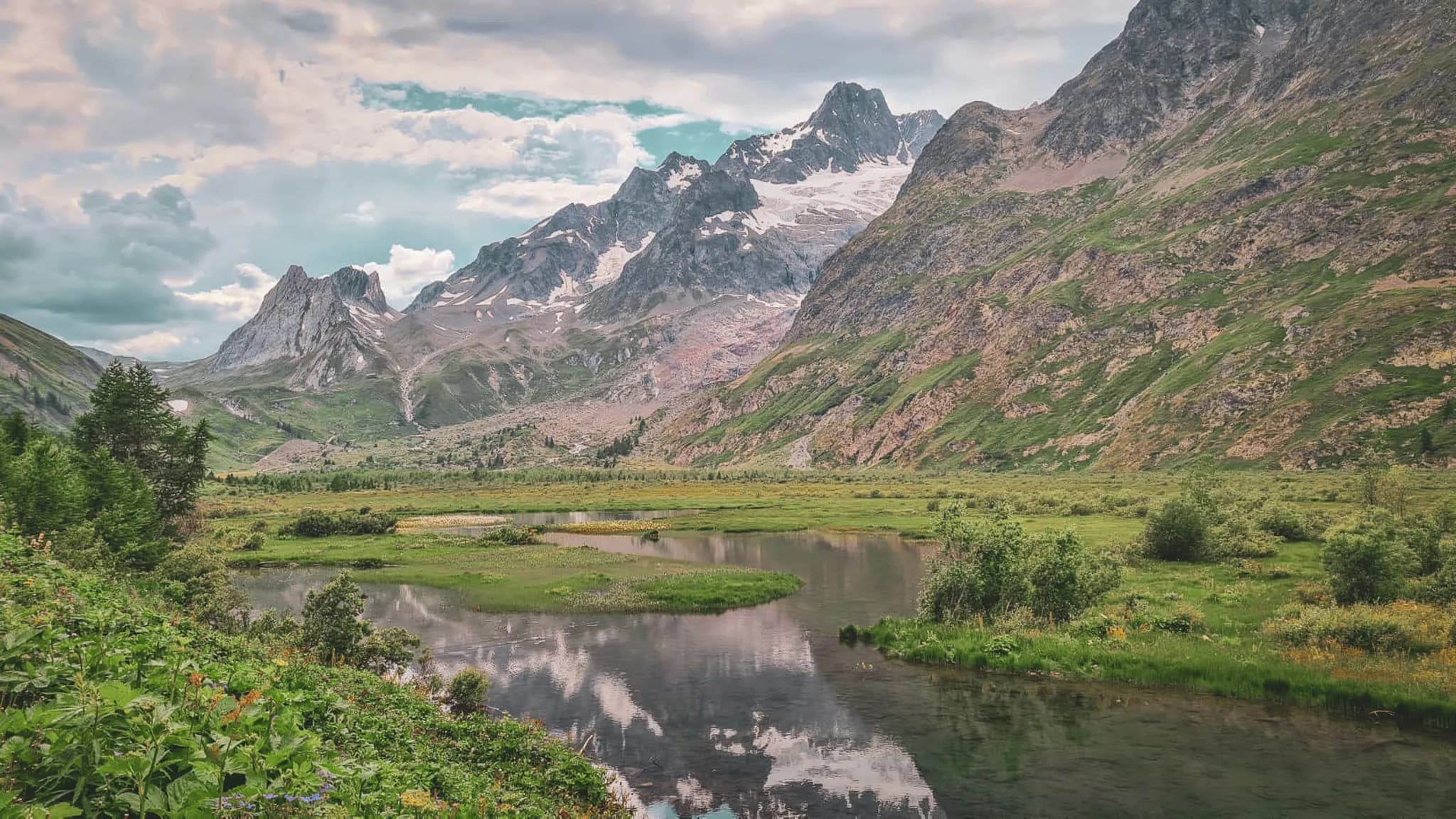 Montagnes majestueuses reflétées dans un lac paisible, invitant à l'évasion et à l'aventure.