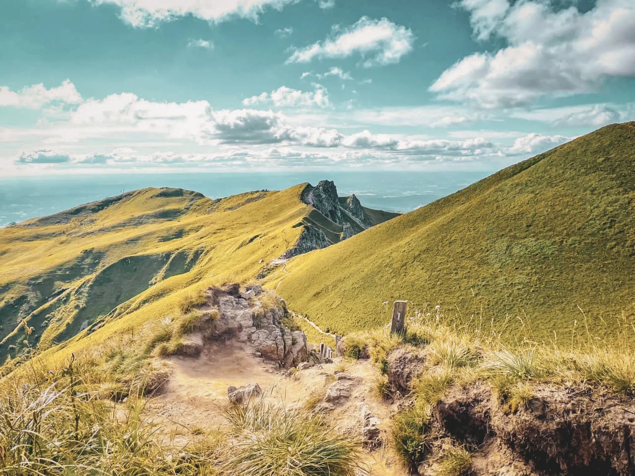 Sentiers verdoyants et paysages volcaniques d'Auvergne, invitation à l'aventure en montagne.