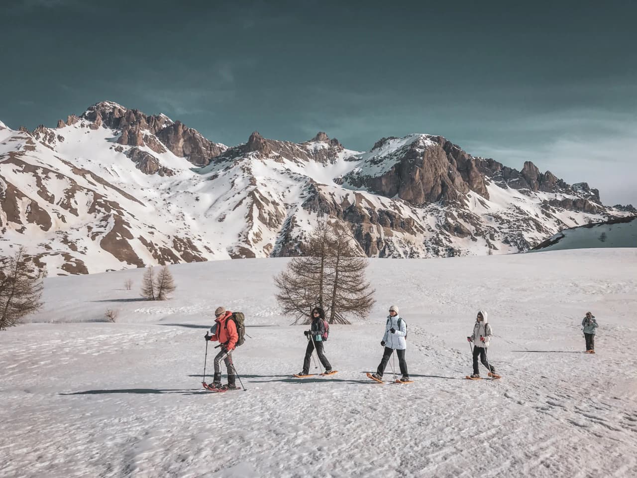 Randonnée en raquettes au cœur des glaciers des Écrins, des paysages époustouflants et enneigés.