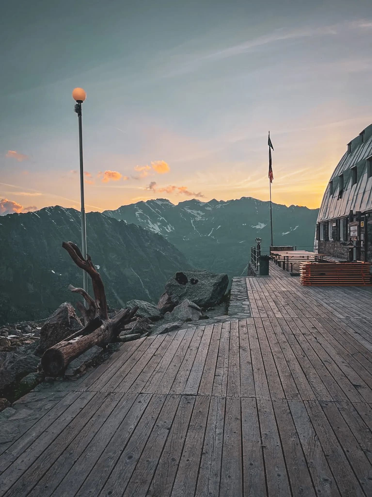Uitzicht vanaf het terras van Berghut Victor Emmanuel 2 met een prachtige zonsondergang.
