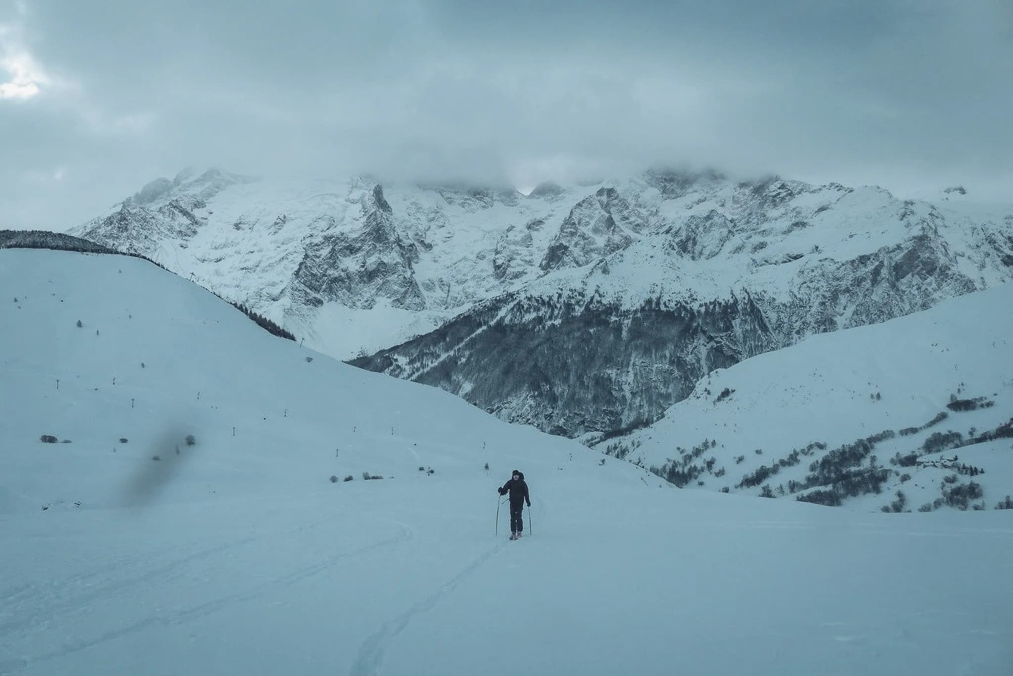 Skitochten in de Hautes Alpes, met majestueuze gletsjertoppen op de achtergrond.