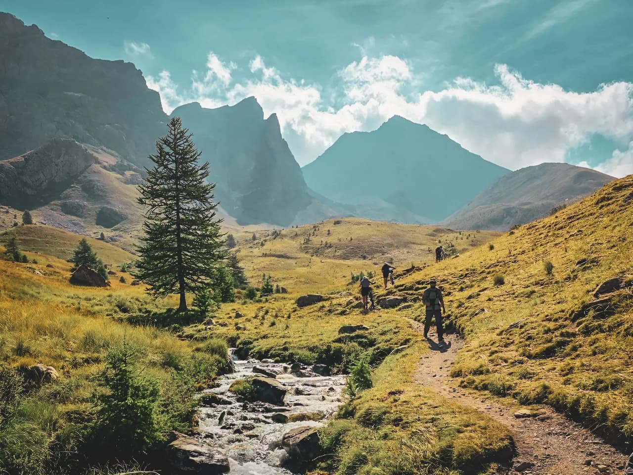 Alpine hiking between lakes and peaks, in the heart of the wild landscapes of the Alps.