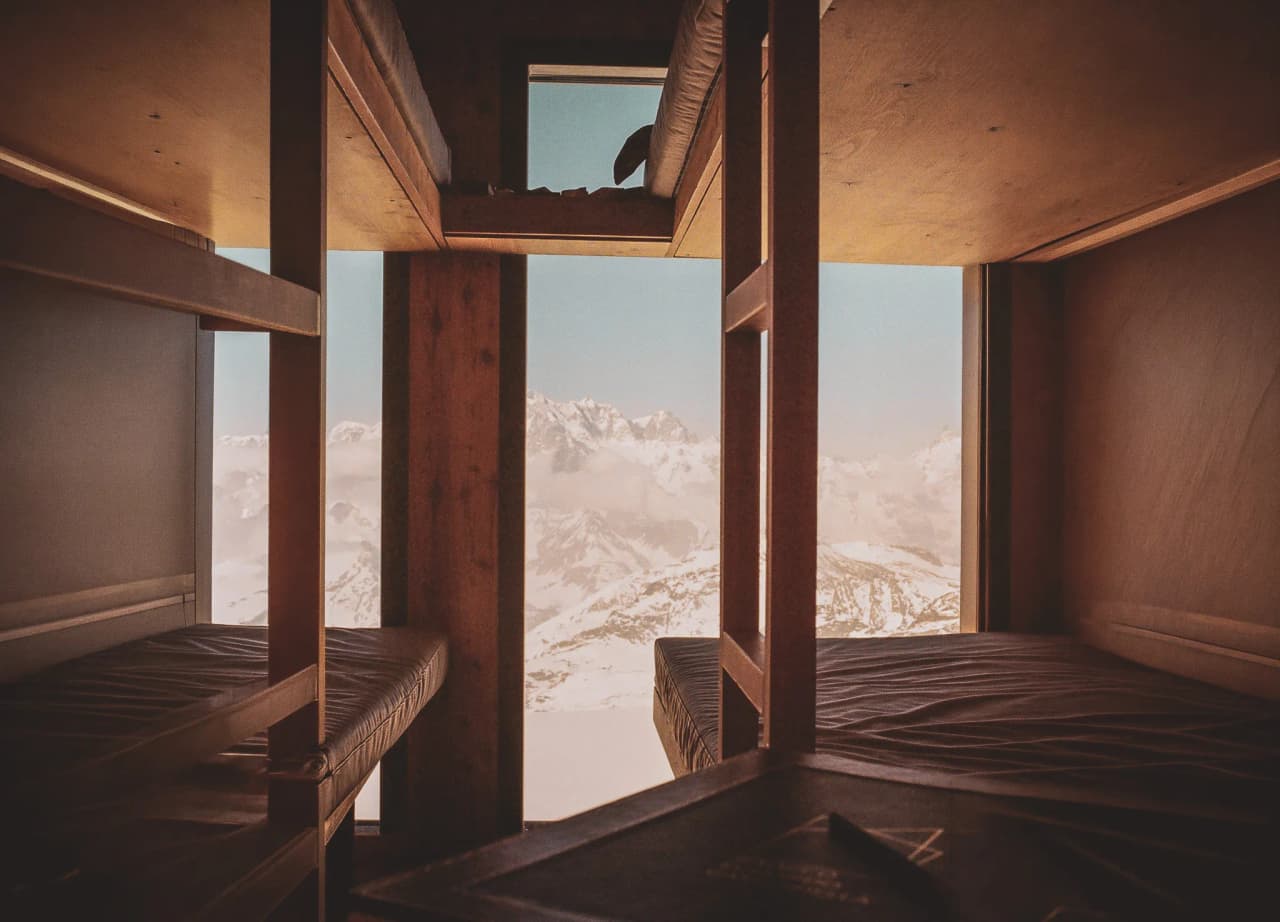 Vue imprenable sur les montagnes depuis un refuge alpin, invitant à l'aventure et à l'évasion.