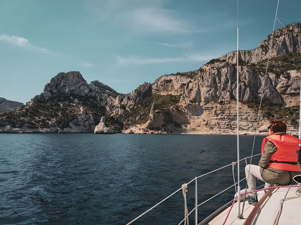 Naviguer paisiblement entre les falaises majestueuses des Calanques de Marseille.
