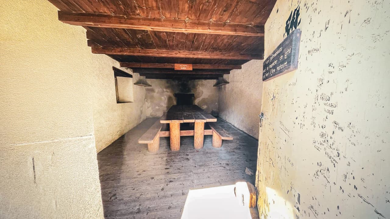 Een rustieke houten tafel in een berghut, perfect om samen te komen na een wandeling.