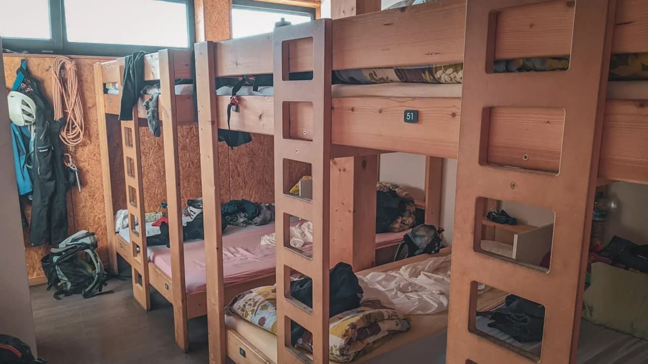 Chambres partagées en bois, prêtes pour l'aventure alpine à Chamonix, ambiance chaleureuse.