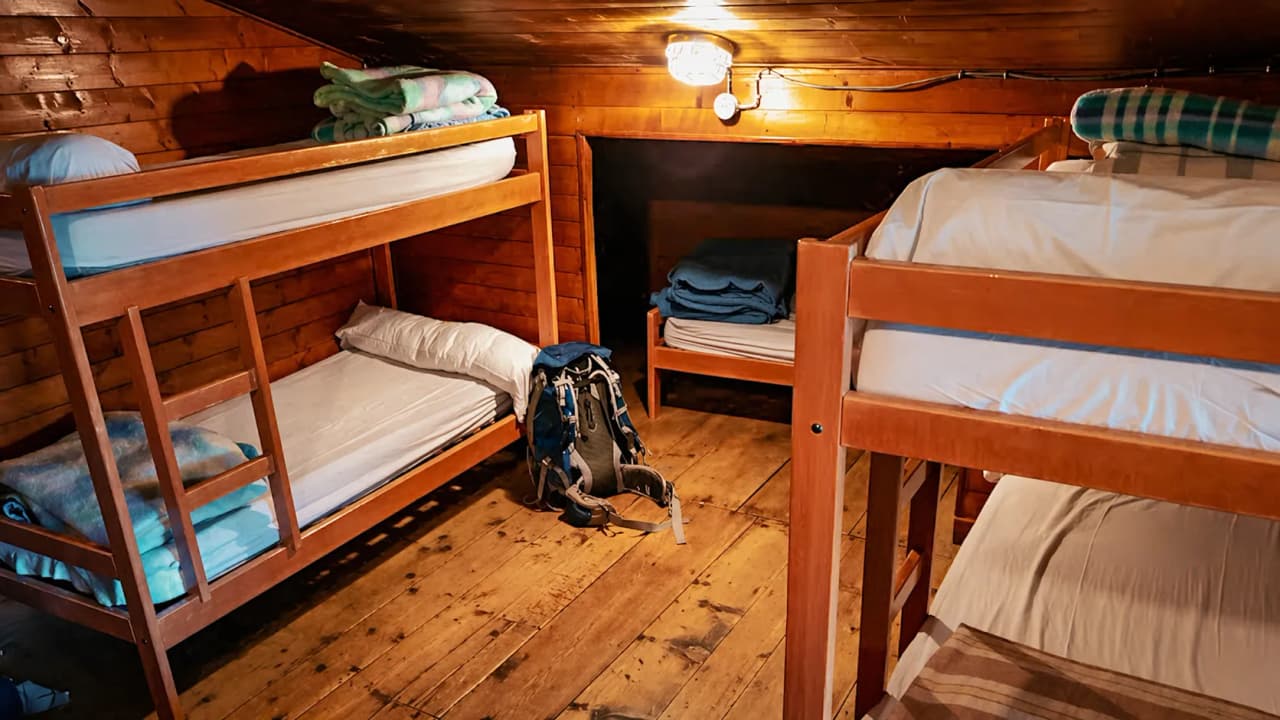 Gezellige houten kamer met stapelbed, perfect om te ontspannen na een avontuur.