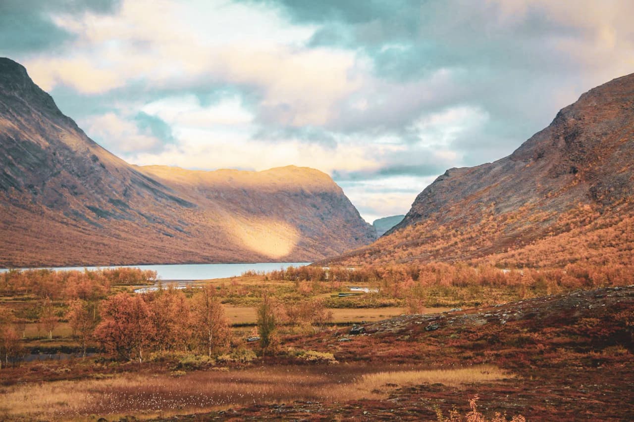 An autumn landscape in Swedish Lapland, with majestic valleys and sparkling lakes inviting adventure.