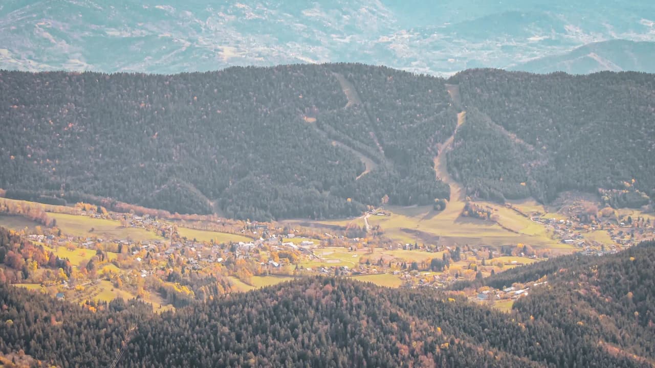 Un panorama enchanteur des crêtes verdoyantes et des villages pittoresques en Chartreuse.