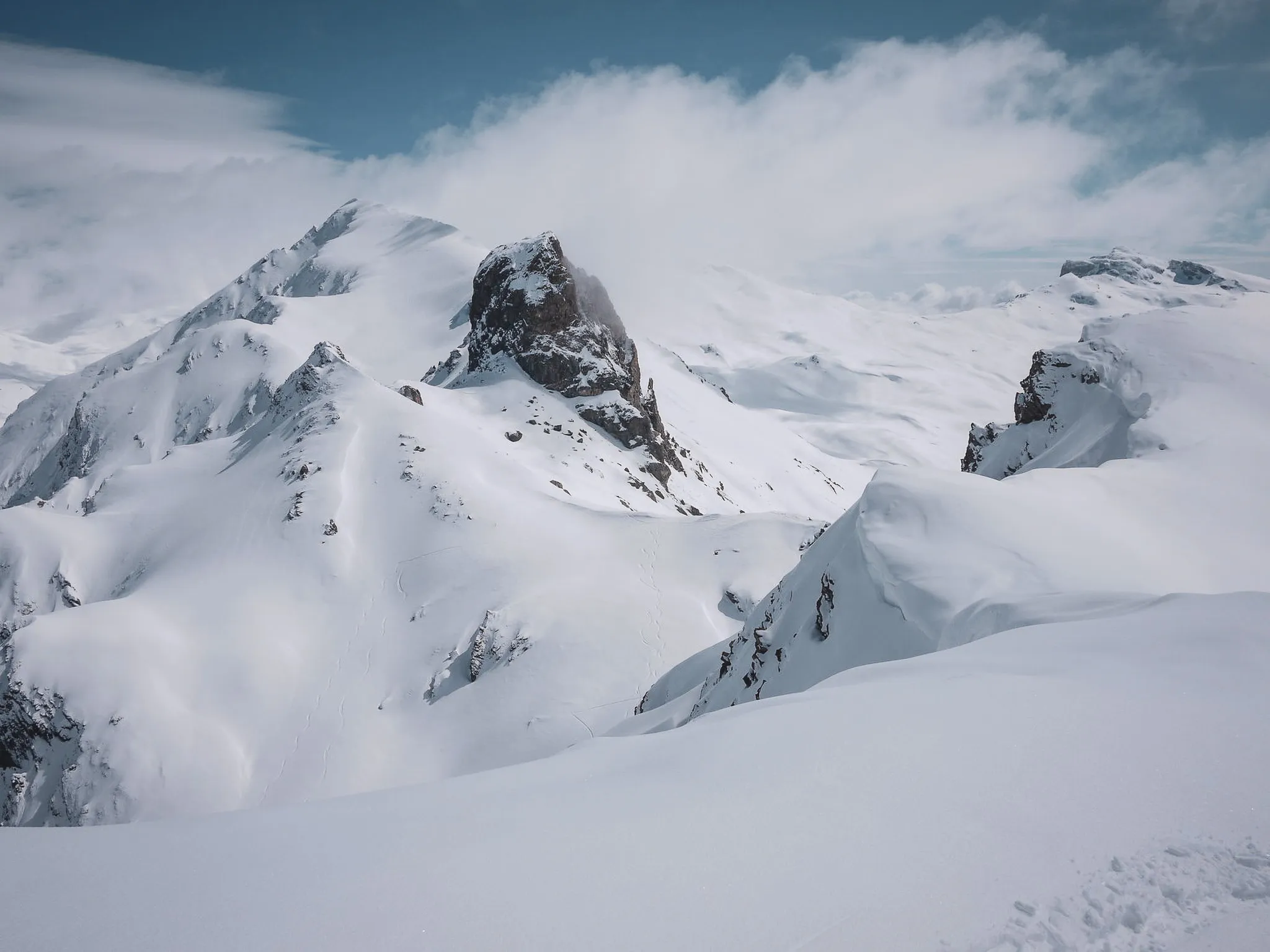 Snow-covered Alpine scenery, majestic Queyras peaks under a blue sky, an invitation to adventure.