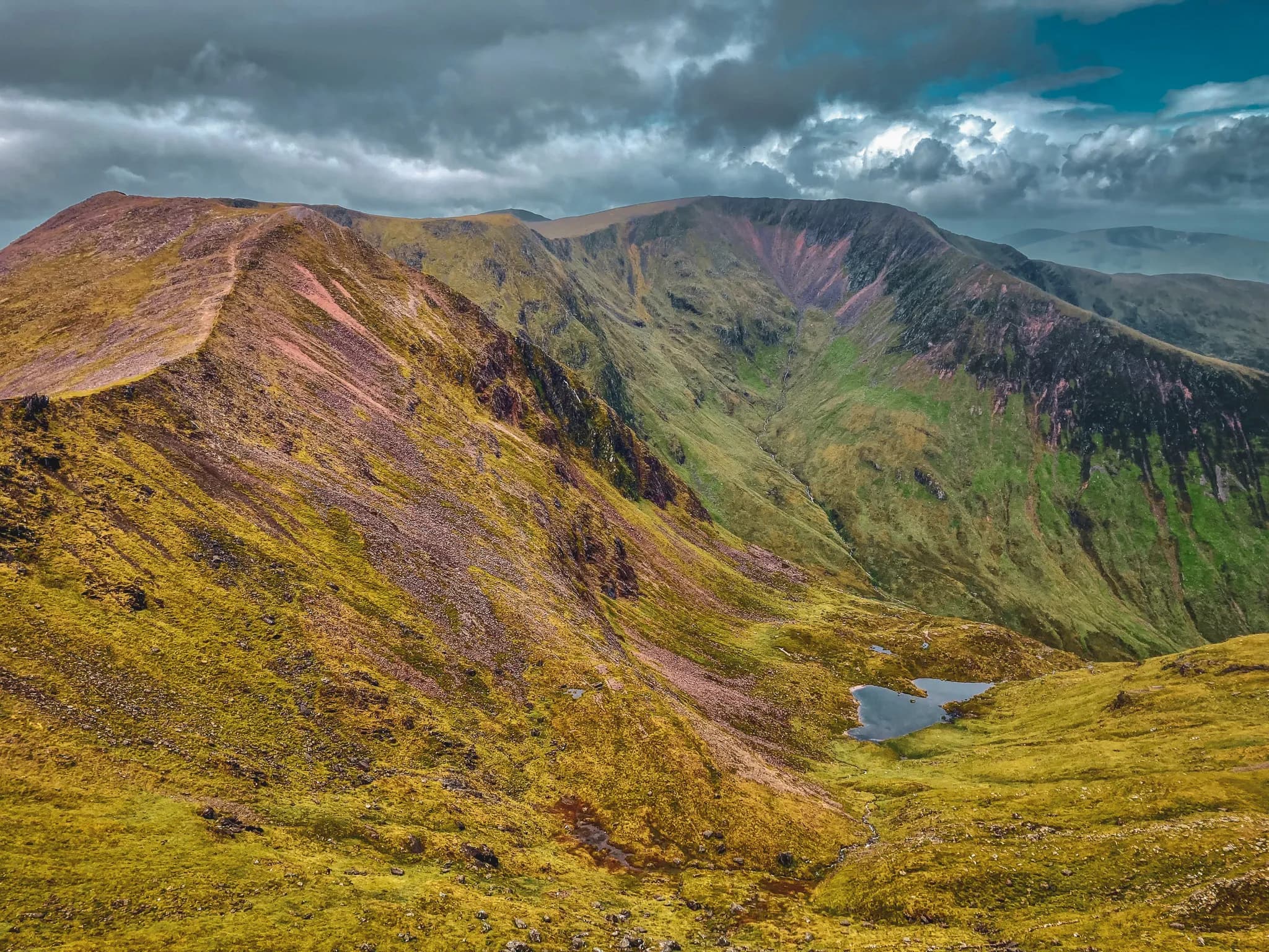 Groene dorpjes, majestueuze bergtoppen en vredige lochs in de Schotse Hooglanden.