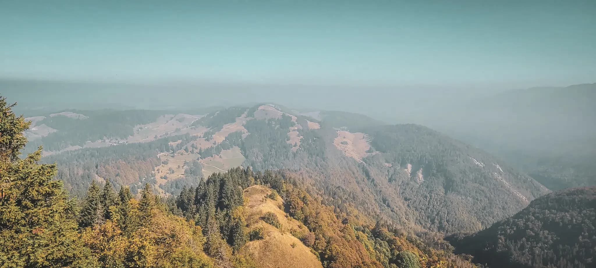 Vue panoramique sur les crêtes verdoyantes du Haut-Jura, idéale pour le trail et l'aventure.
