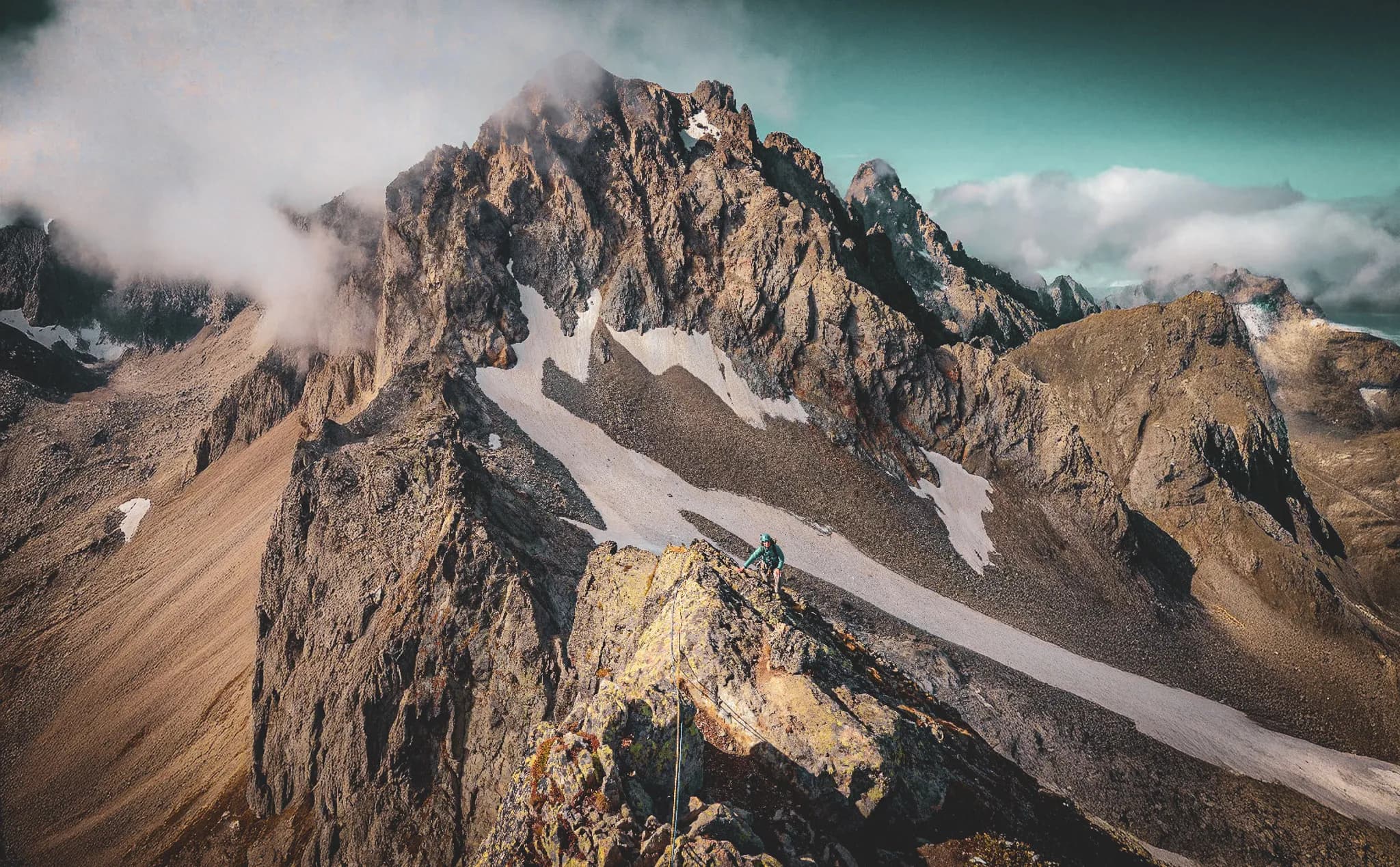 Alpiniste gravissant une arête rocheuse surplombant les majestueuses montagnes de Chamonix.