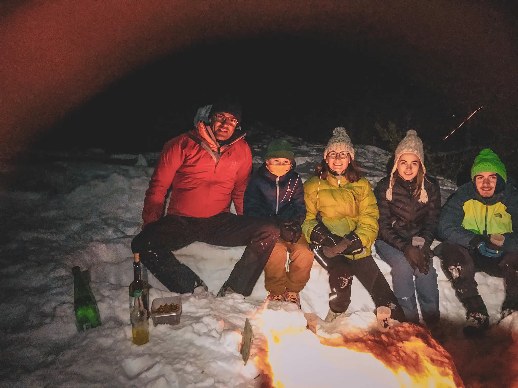 Een schattig gezinnetje dat een nacht in een iglo heeft doorgebracht in de Meije regio van de Ecrins.