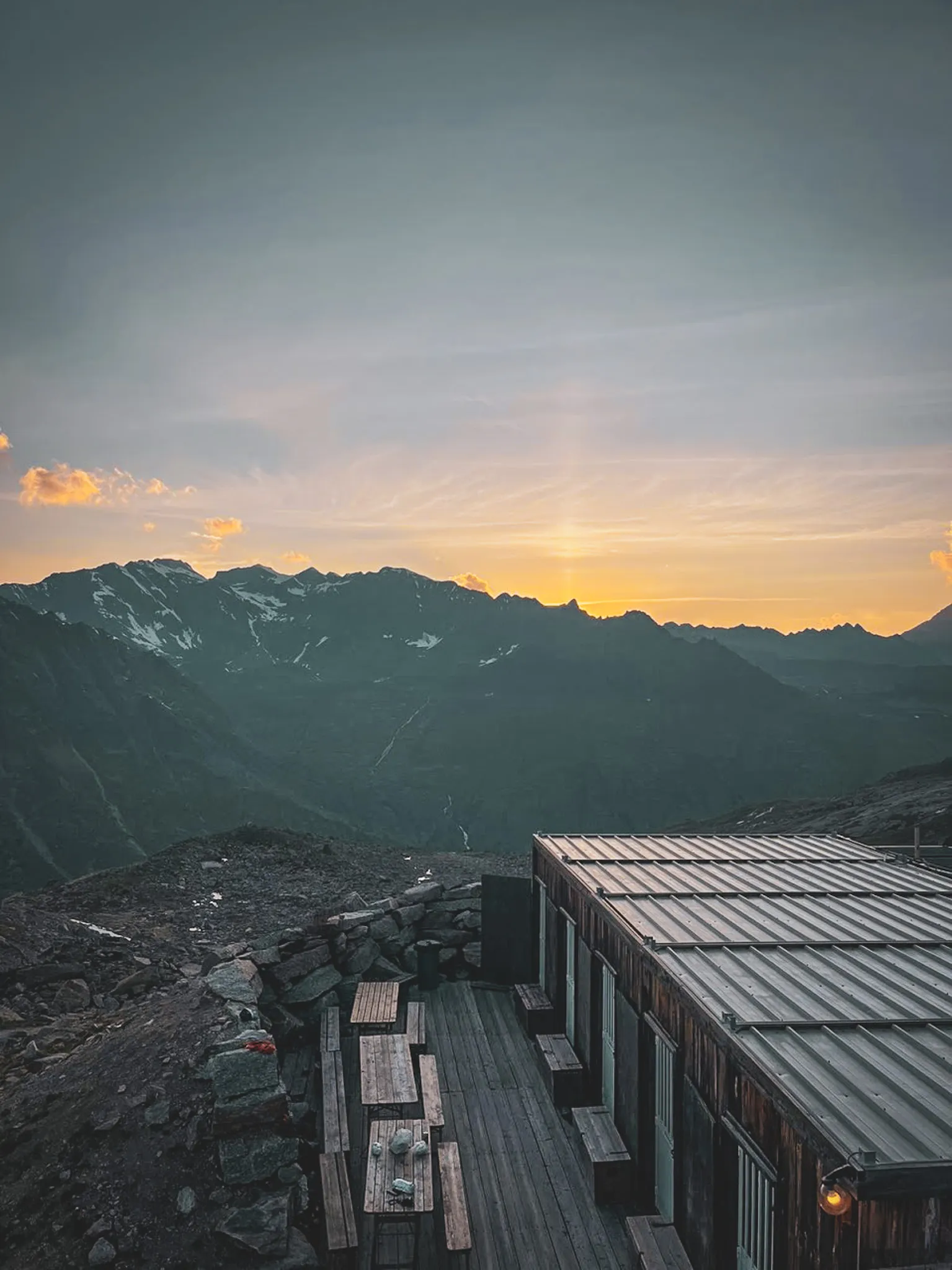 Een zonsondergang over de Valle d'Aosta, genomen vanaf de Berghut Victor Emmanuel 2 tijdens een beklimming van de Gran Paradiso.