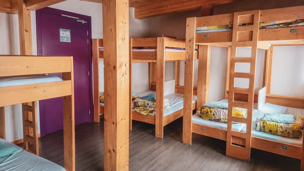 Chambre conviviale avec lits superposés en bois, parfaite pour une aventure à Chamonix.
