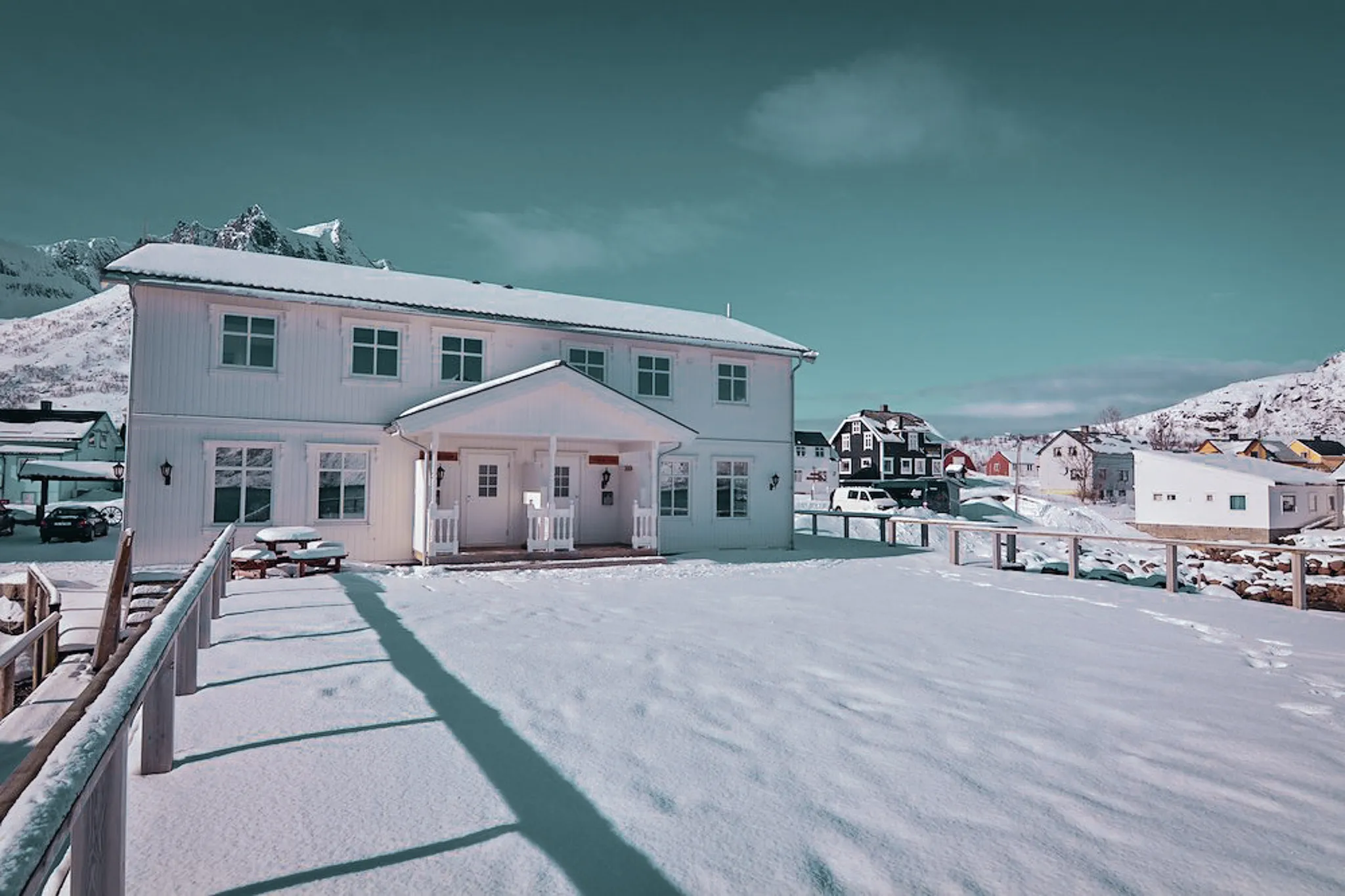 Maison accueillante entourée de neige, avec fjords et montagnes, parfaite pour l'aventure en Norvège.