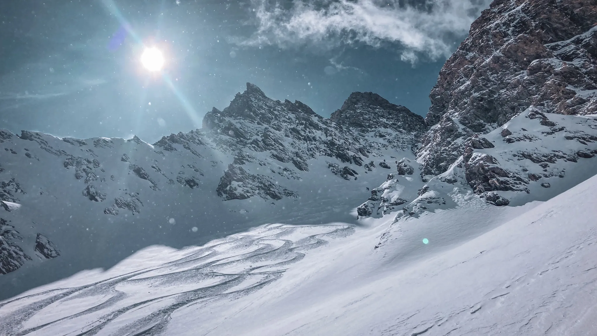 Un paysage alpin majestueux avec des montagnes enneigées et un soleil éclatant, invitation à l'aventure.