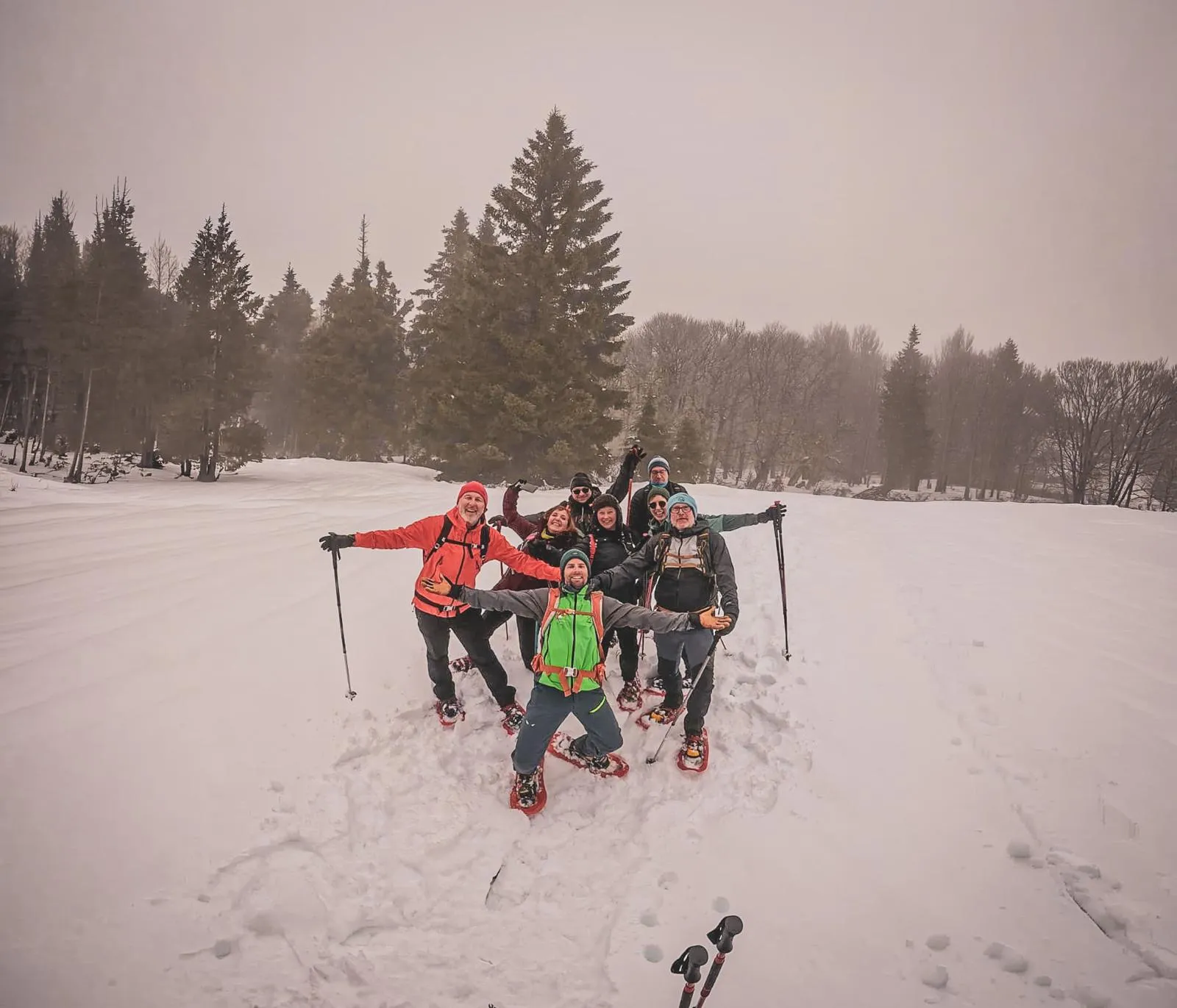 Een vrolijke groep in de sneeuw, klaar voor een sneeuwschoenavontuur in de Vogezen.