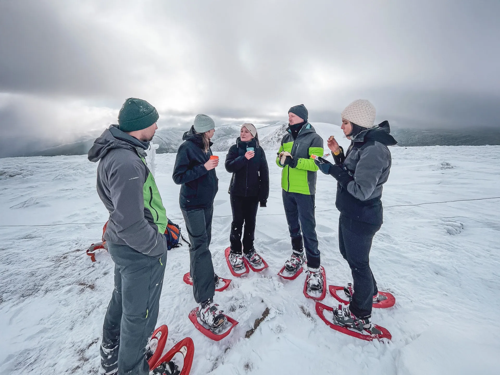 Een groep op sneeuwschoenen in de sneeuw voor een gezellig moment in het hart van de Vogezen.