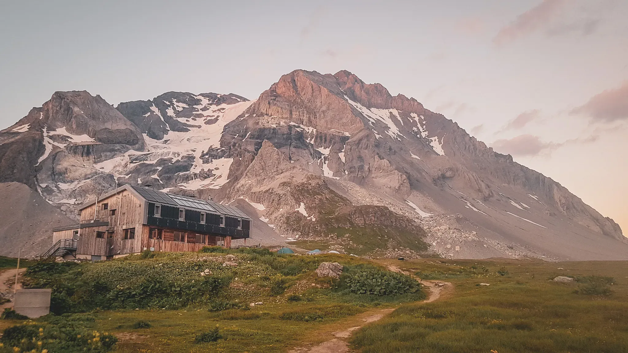 Mountain hut at the foot of majestic mountains, an invitation to adventure in the Vanoise.