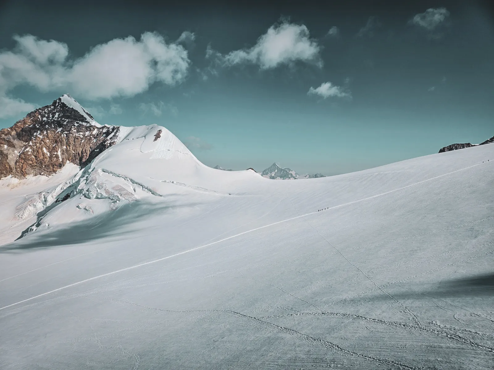 An Alpine panorama of glistening glaciers and majestic peaks, an invitation to adventure.