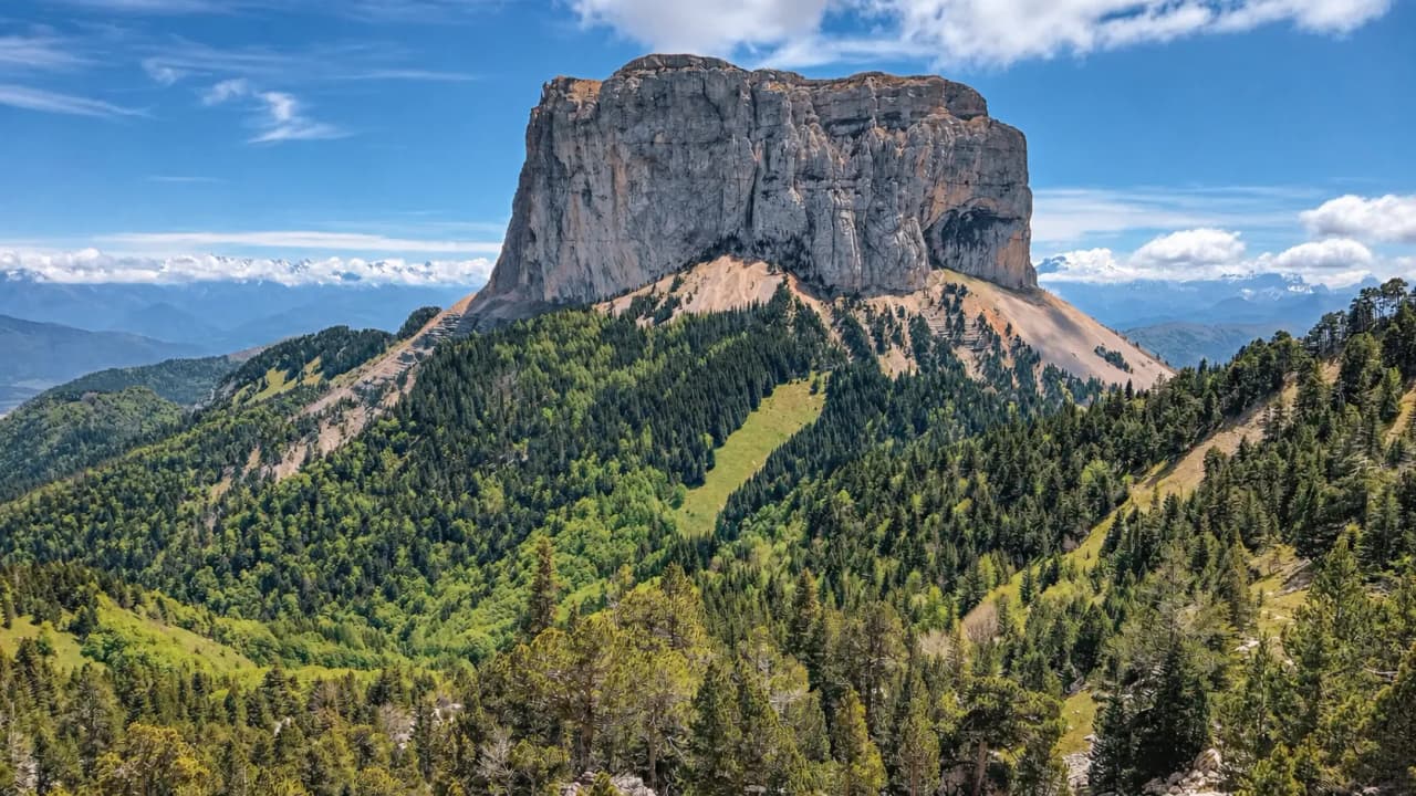 Een majestueuze bergtop in de Vercors, omringd door groene bossen en adembenemende vergezichten.
