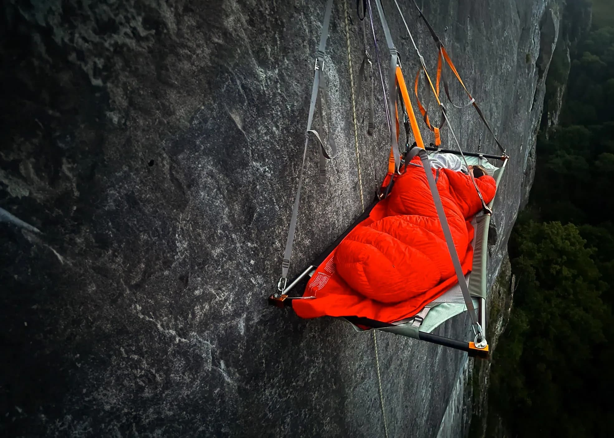 Escalade vertigineuse au-dessus du vide, portaledge confortablement suspendu sur la falaise.