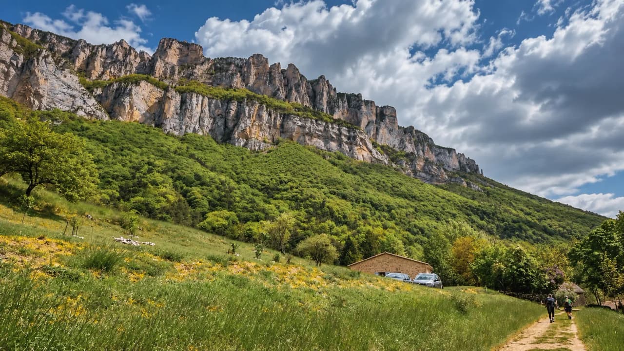 Adembenemend landschap van de Hoge Vercors-plateaus: majestueuze rotswanden en weelderig groen.