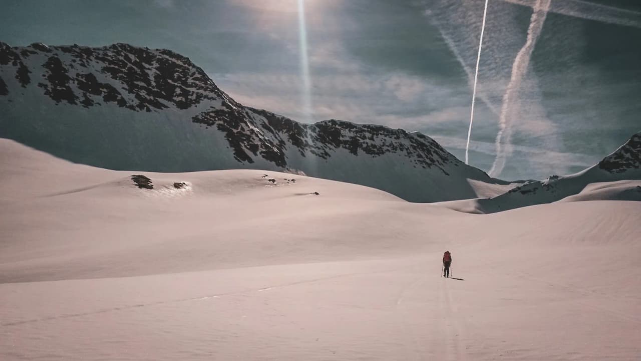 Een skitourer op de Chamonix-Zermatt Haute Route.