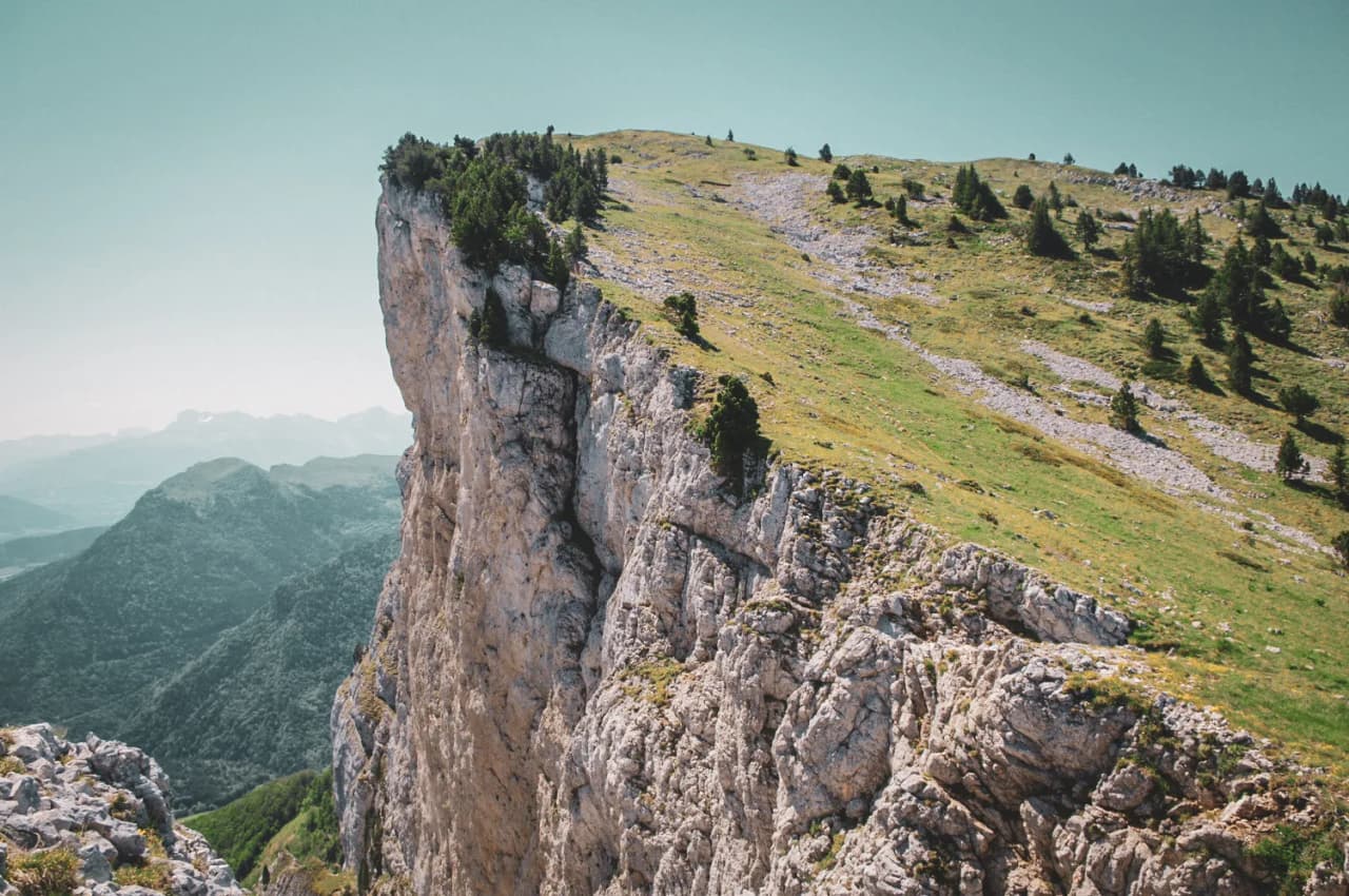Majestueuze kliffen en zonovergoten groen, adembenemend uitzicht op de Vercors.