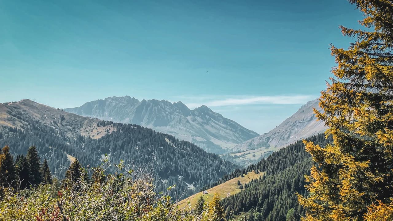 Majestic mountains and verdant Alpine landscapes, an invitation to adventure in the heart of the Alps.