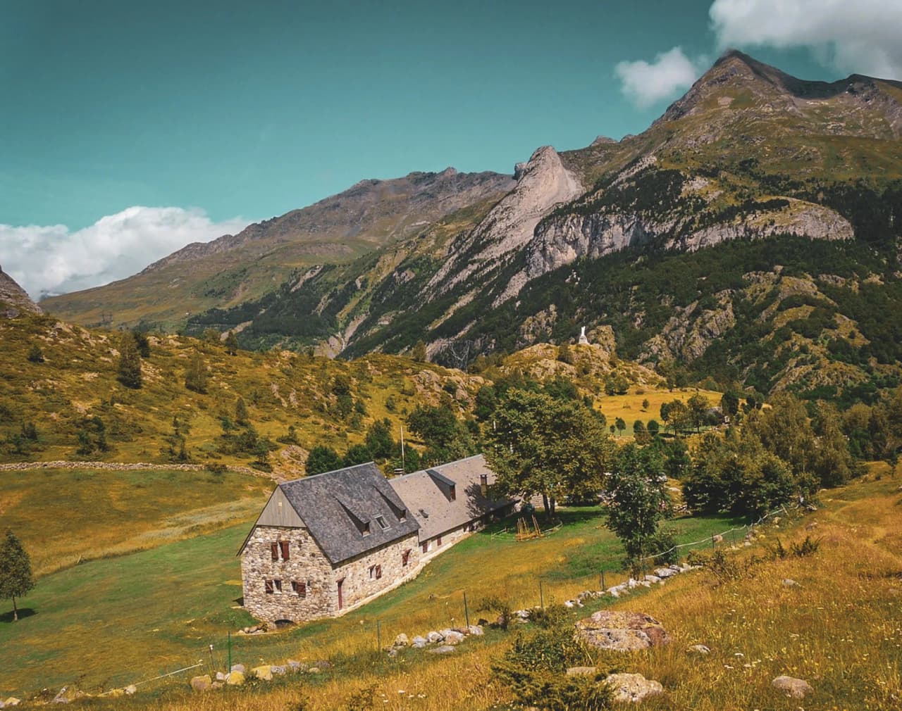 Un refuge pittoresque entouré de montagnes verdoyantes, parfait pour une escapade en pleine nature.