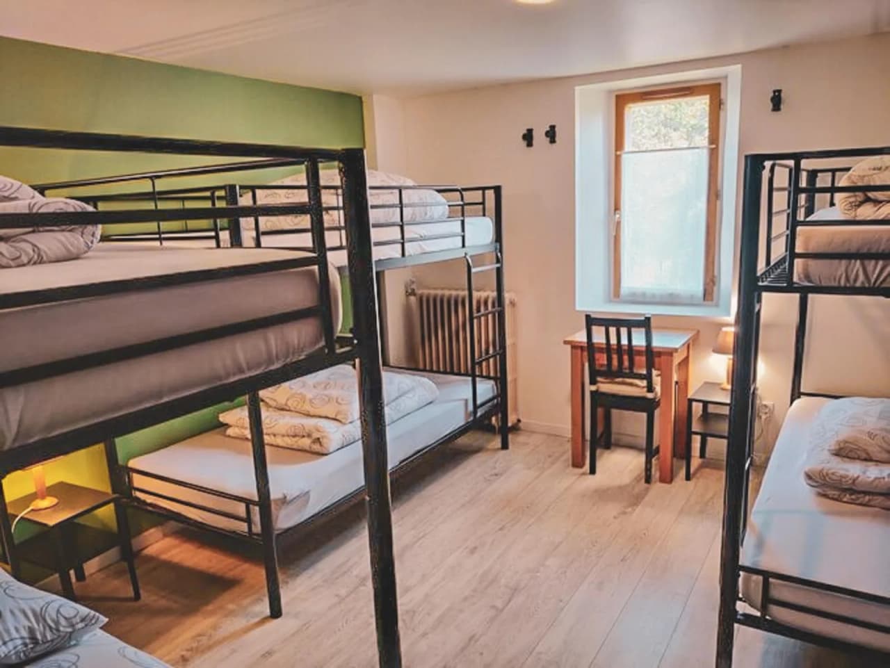 Chambres confortables avec lits superposés, parfaites pour se reposer après l'alpinisme.