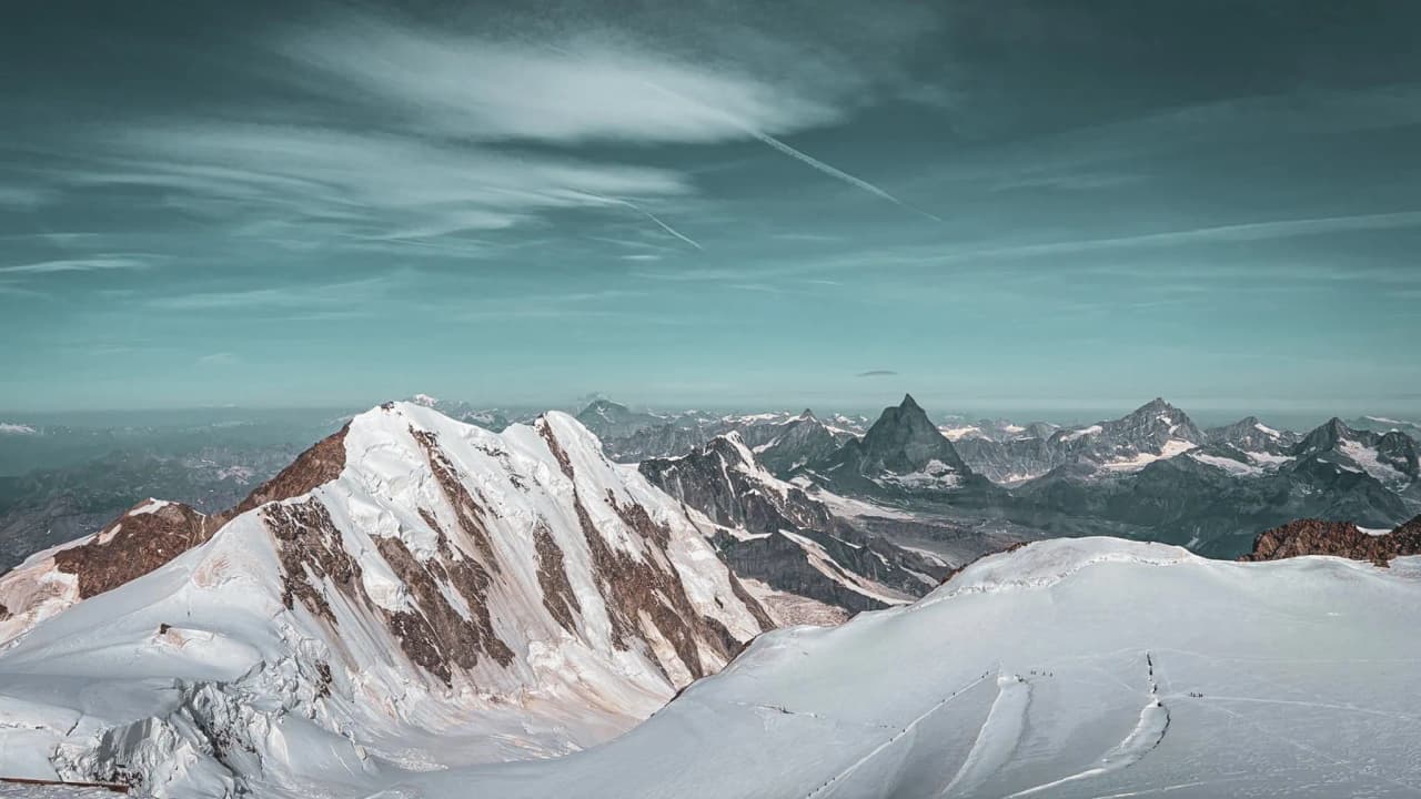 A breathtaking panorama of the snow-capped peaks of Monte Rosa – an invitation to an alpine adventure.