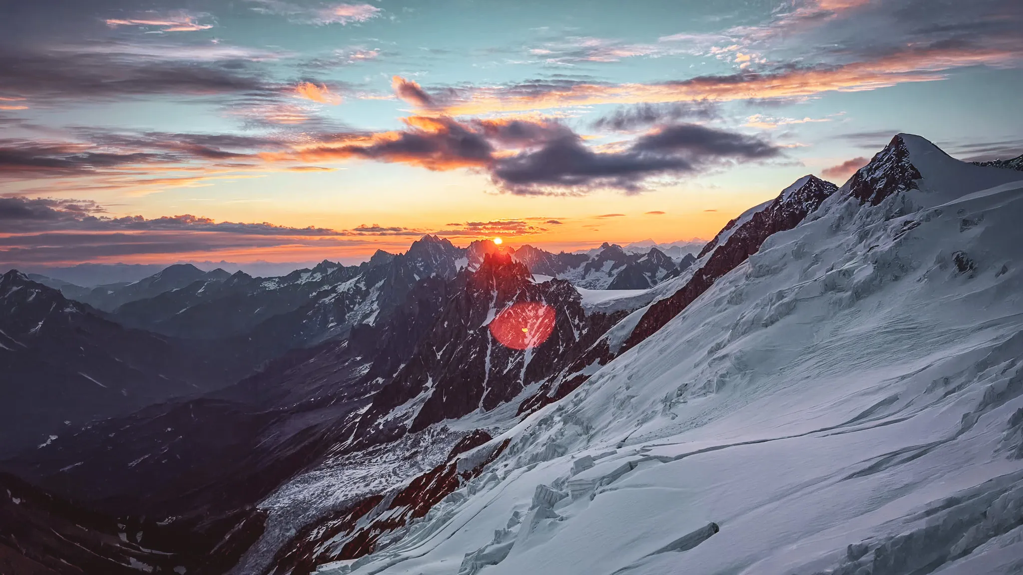 Magnifique lever de soleil sur les montagnes enneigées, invitation à l'aventure alpine.